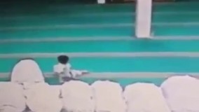 توی صف نماز جماعت مراقب کیف، موبایل و سایر وسایل همراتون باشین!