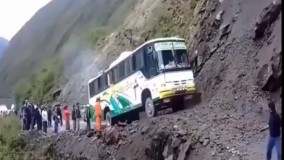 رانندگی خطرناک اتوبوس  در کنار یک دره 