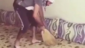 جوری که پسرا تو تمیزکاری خونه کمک میکنن‌ 