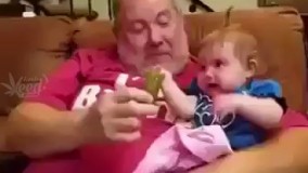 دلتون گرفته؟ این ویدئو رو ببینین  شاد بشین : وقتی‌ بابا‌ ها با بچه‌هاشون  غذا میخورن
