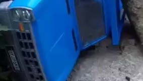 نیسان آبی در دره چپ کرد