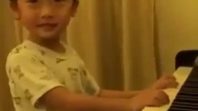 پسربچه ای که استعداد فوق العاده ای تو نواختن پیانو داره