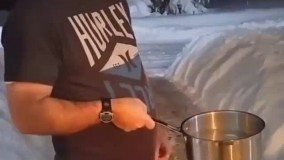 لحظه فوق العاده زیبای یخ زدن آب جوش در سرما