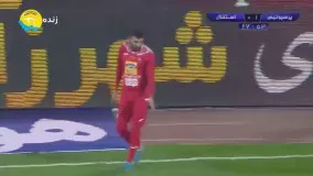 پرتاب اشیاء از سوی هواداران استقلال و پرسپولیس