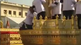 فیلم/ تشییع خاکستر جسد پادشاه فقید تایلند در بانکوک، یک سال پس از درگذشتش