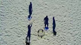 اولین نگاه متوجه نمیشین ولی اگه دقت کنین اصلش شما سایه بازیکنها رو میبینین!!