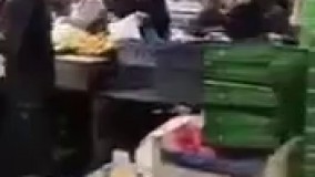  نذری میوه‌فروشان در سوید  در ‏بازار میوه و تره‌باری در شهر مالموی سوید فروشنده‌ها صدا می‌زنند: «بِح