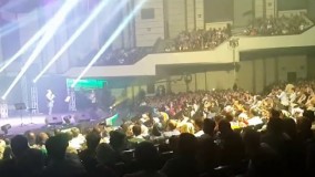 حرکات جالب اکبرعبدی در کنسرت خنده حسن ریوندی