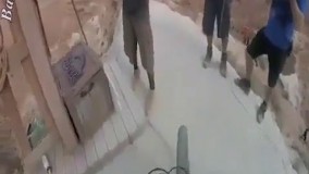 کلیپ فوق العاده جالب "پرش دوچرخه سوار" از بالای کوه!????