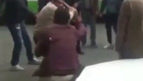  فیلم/ ضرب و شتم دستفروش با چماق توسط مامور شهرداری