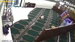 دزدی از کیف نمازگزاران در مسجد توسط دختری جوان