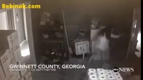 سه دزد مسلح، که شبانه به خانه یک زن تنها درایالت ج