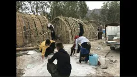 هم میهنان زلزله زده به کمک مهندسان داوطلب سرپناه می سازند