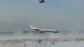 فیلم/ حمل هواپیمای مسافربری توسط پرقدرت‌ترین هلیکوپتر جهان