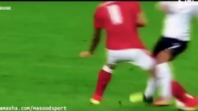 سوراخ شدن توپ فوتبال در جریان بازی  