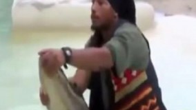  کشتی گرفتن با تمساح!/کلیپ جالب و دیدنی