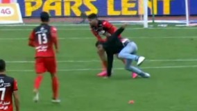 دویدن تماشاگری داخل زمین در بازی استقلال پرسپولیس