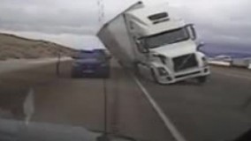 افتادن تریلی روی ماشین پلیس