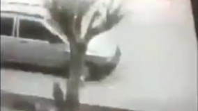  حادثه عجیب سقوط خنده دار پسر بیچاره با سر داخل جوب آب!