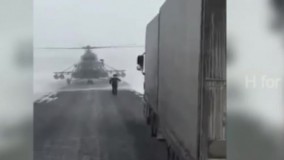 باورتون میشه ؟ خلبان تو جاده هلیکوپتر را فرود میاره و آدرس میپرسه !!!