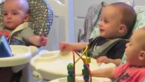 تماشا کنید : ویدیویی جالب از 3 قلو های بامزه ای که حسابی شنگولن!