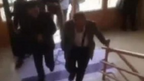 وقتی صادق زیباکلام از روی پرچم اسراییل و آمریکا رد نمی شود ...