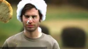  صحنه آهسته اسلوموشن برخورد موادغذایی به صورت انسان