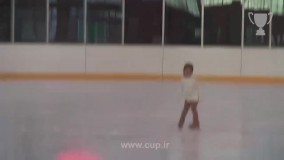  حرکات نمایشی اسکی روی یخ دختر بچه سه سال