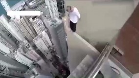 حرکات دیدنی آکروباتیک بر فراز آسمان‌خراش‌ها 