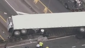 کامیون روی پل چب میکنه