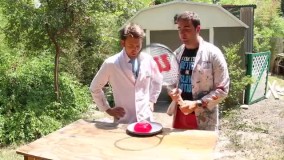 تکه تکه کردن ژله با استفاده از راکت تنیس در نمای آهسته