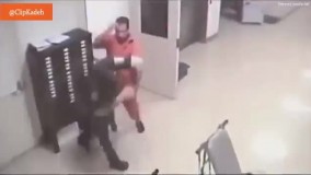 کمک خیلی جالبه زندانی به نگهبان زندان