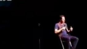 مکس امینی باز گیر میده به یکی از آدمهای توی سالن :)