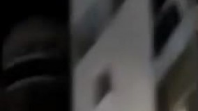 لحظه آویزان شدن دختر خردسال از پنجره آپارتمان