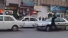 کلیپ جدید از یک فرد روانی که به مردم حمله می کند!!!
