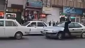 کلیپ جدید از یک فرد روانی که به مردم حمله می کند!!!