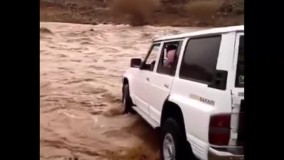 قدرت ماشین رو ببینید از داخل سیل رد شد