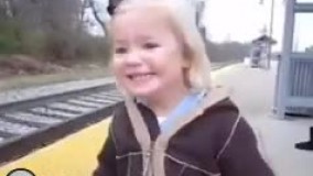دختر بچه ای که واسه اولین بار قطار میبینه چقد ذوق میکنه