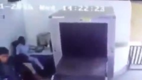 بهش گفت برو چمدونتو از اون ور رد کن بیاد ببین چی شد.بسسسسسیار خنده دار