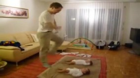 بازی کردن جالب این پدر خوش ذوق با دوقلوهاش