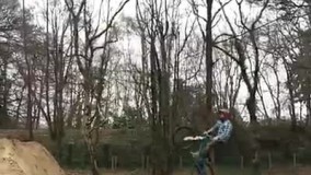 جوری بلند شد انگار اتفاقی نیافتاده