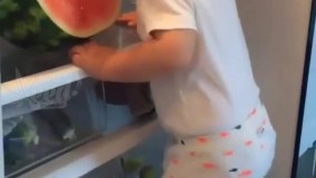 چیکار کنه خوب هندونه دوس داره دیگه!خنده دار