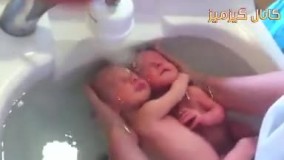 این دوقلوها رو ببینید؛ هنوز نمیدونن که به دنیا اومدن، فکر میکنن تو شکم مامانشون هستن