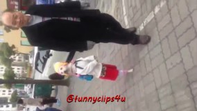 راه رفتن سگ روی دوتا پا توی خیابون!!!