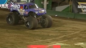 هنرنمایی بی‌نظیر راننده کامیون هیولا