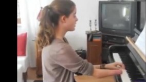پیانو زدن حیرت انگیز یک دختر معلول