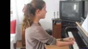 پیانو زدن حیرت انگیز یک دختر معلول
