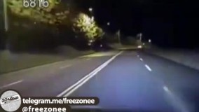 سارقان چینی حین فرار از دست پلیس با خودرویی دیگر تصادف شاخ به شاخ کرد.