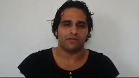 مردی كه شیشه را به راحتی آب خوردن قورت میدهد .