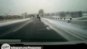 موتور سوار زیر کامیون